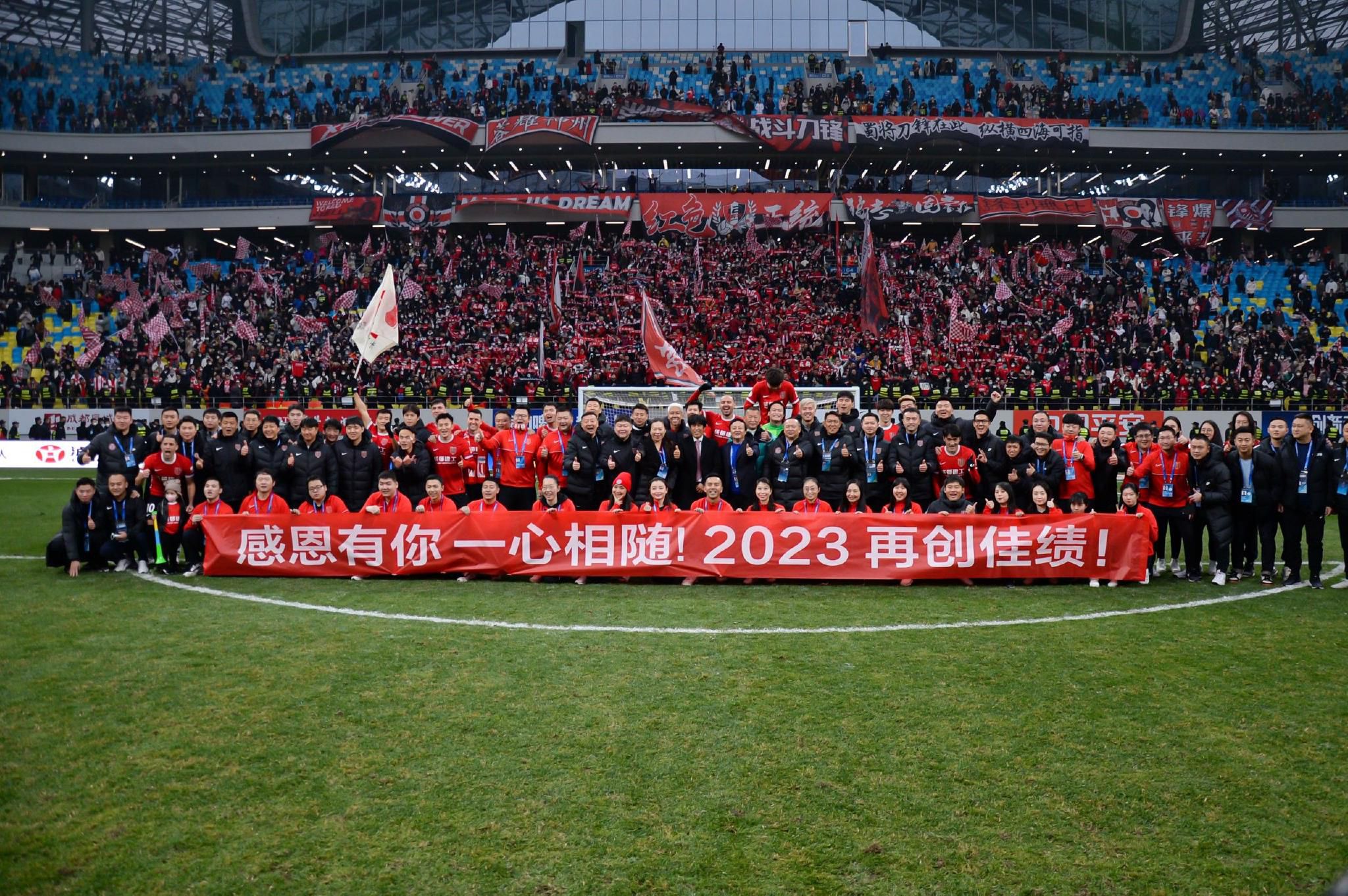 荷兰前锋齐尔克泽现年22岁，身高193cm。